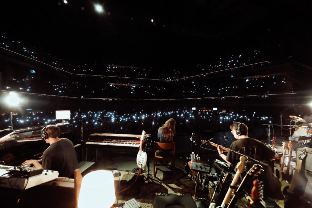 Photo of Lizzy McAlpine performing Boston